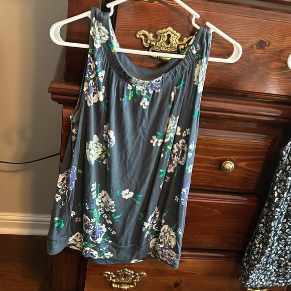 Set of two ladies tank tops - Picture 2 of 5